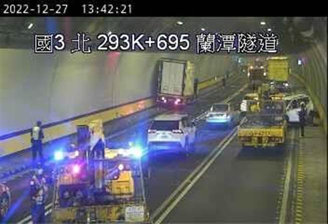 國道3號蘭潭隧道北上293公里附近，今中午1點半左右發生5車撞擊車禍事故，多人受傷送醫。（讀者提供∕呂妍庭嘉義傳真）