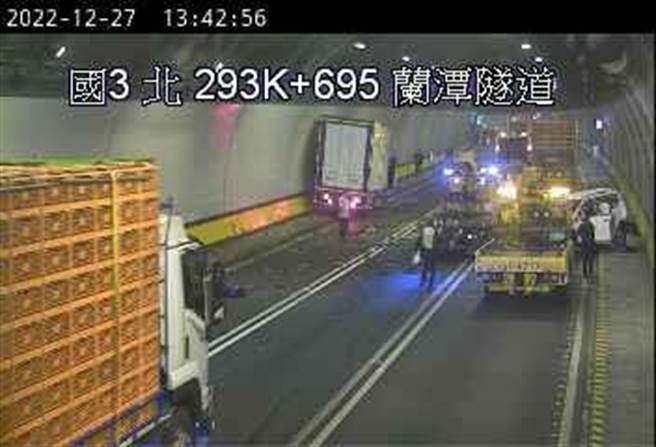 國道3號蘭潭隧道北上293公里附近，今中午1點半左右發生5車撞擊車禍事故，多人受傷送醫。（讀者提供∕呂妍庭嘉義傳真）