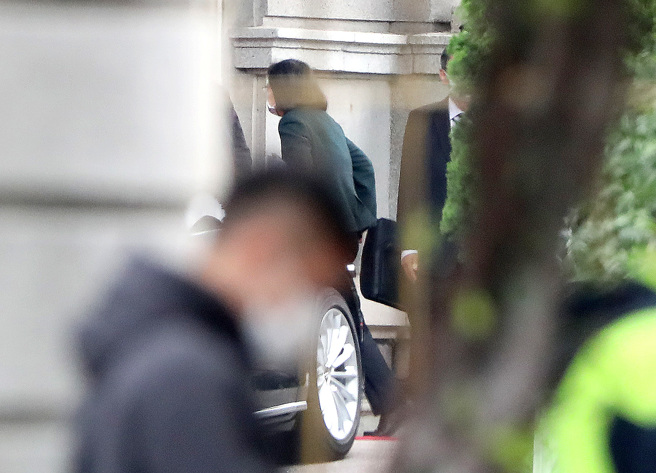 蔡英文总统27日上午于总统府召开国安高层会议，就「强化全民国防兵力结构调整方案」进行讨论后，中午邀请执政党立法院党团及立委，在台北宾馆进行沟通讨论。蔡英文搭乘的车队抵达台北宾馆后，步入台北宾馆。（郑任南摄）