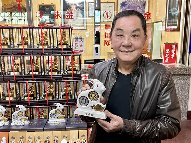 紫南宫主委庄秋安，展示兔年招财钱母。（廖志晃摄）