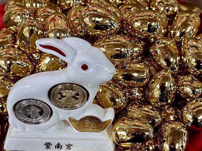 紫南宫元旦发送招财钱母，加码送金鸡蛋。（廖志晃摄）