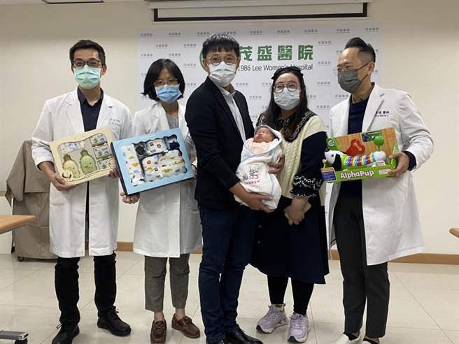 一名女性結婚2年求子未果，靠著跨科治療，11月底順利產下3500公克健康男寶。（馮惠宜攝）
