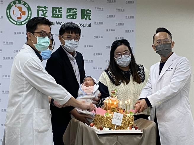 陳小姐經到茂盛醫院多科治療，並接受試管療程一次就求子成功，她和先生抱著兒子一起感謝醫療團隊，院方也為陳小弟切蛋糕慶祝滿月。（馮惠宜攝）