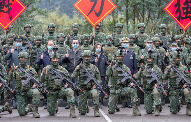 總統蔡英文27日拍板兵役延長至1年，並睽違745天接受媒體聯訪。圖為蔡英文2021年1月前往「陸軍特戰指揮部北部部隊」，感謝國軍堅守崗位，24小時守護海空域，讓民眾能安心過年。（資料照／總統府提供）