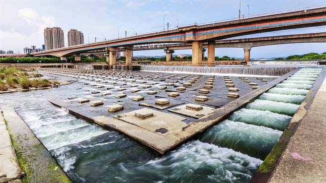 头前溪隆恩堰河道堰下设有鱼道入口，让原生鱼迴游。（罗浚滨摄）