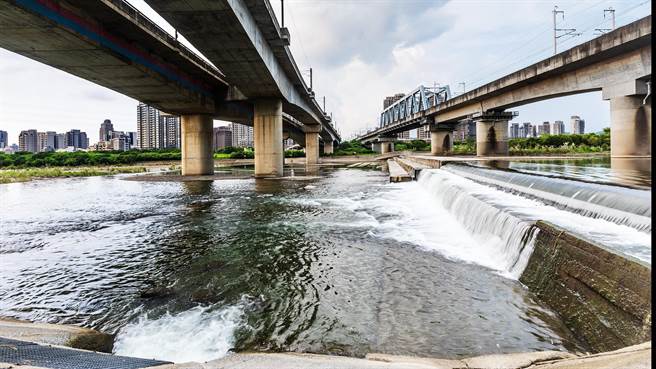 头前溪隆恩堰高差约3米，影响鱼种上溯洄游和生态基量。（罗浚滨摄）
