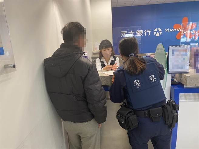 陈男误信有利率5％美金定存急到银行匯款，经行员报警警方苦口婆心劝阻才保住血汗钱。（太平警分局提供／冯惠宜台中传真）