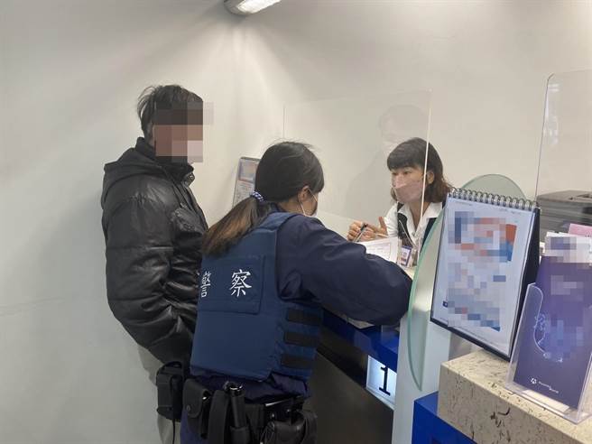 陈男误信有利率5％美金定存急到银行匯款，经行员报警警方苦口婆心劝阻才保住血汗钱。（太平警分局提供／冯惠宜台中传真）