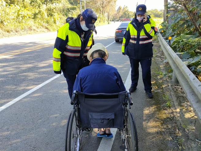 桃园一名老翁因为思念亲人从安养中心坐着轮椅偷溜出去，员警劝导将人平安送返。(警方提供／吕筱蝉桃园传真)