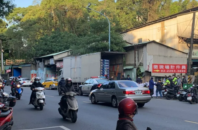 正在卸货的货车在「升降尾门」，新北市土城一名女骑士不慎撞到尾门「颈部断裂死亡」。（翻摄照片）