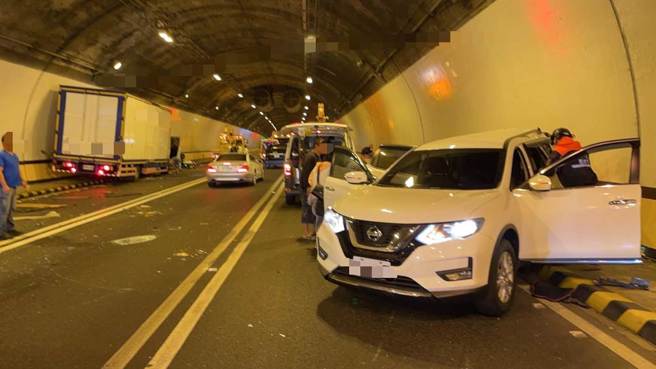 國道3號蘭潭隧道北上293.6公里附近，今中午1點半左右發生5車撞擊車禍事故。（國道警察提供∕呂妍庭嘉義傳真）
