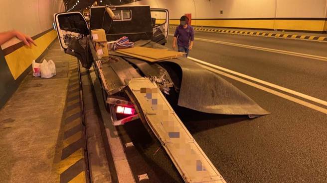 國道3號蘭潭隧道北上293.6公里附近，今中午1點半左右發生5車撞擊車禍事故。（國道警察提供∕呂妍庭嘉義傳真）
