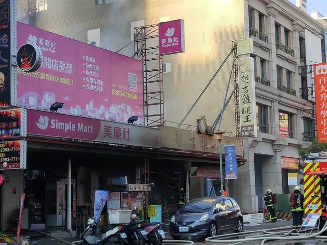 台中太平区树孝路一家便当店27日下午发生气爆，消防局获报到场救灾。（民眾提供／冯惠宜台中传真）