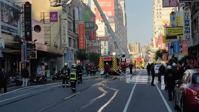 台中太平区树孝路一家便当店27日下午发生气爆，消防局获报到场救灾。（民眾提供／冯惠宜台中传真）