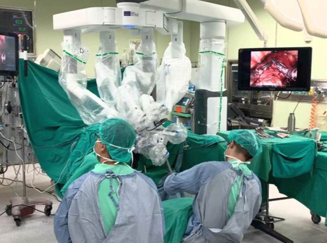 达文西机器手臂手术实况。（高雄长庚医院提供／袁庭尧高雄传真）