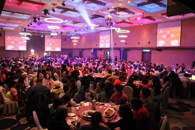 疫情趋缓桃园饭店业除夕围炉几近全满。(吕筱蝉摄)