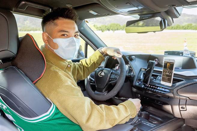 单亲爸潘祈睿从「被水泥埋没的歌手」到成为大庆大车队职业驾驶，展现好歌喉获「最佳小费王」。（Uber 提供）