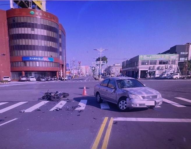 重机骑士与左转车发生碰撞，骑士重摔落地，地上满是碎裂的车壳、零件。（翻摄照片／高雄洪靖宜传真）