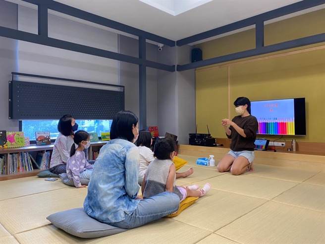 恒春社会福利综合馆特别设计「亲子绘本室」，定期举办绘本共读、亲子手作、播电影等活动，为孩子提供文化刺激。（屏县府提供／谢佳潾屏东传真）
