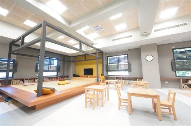 恒春社会福利综合馆特别设计「亲子绘本室」，定期举办绘本共读、亲子手作、播电影等活动，为孩子提供文化刺激。（屏县府提供／谢佳潾屏东传真）