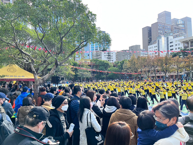 台北市大安區建安國小高年級學生大會操表演，展現青春活力。(圖/永慶房屋提供)