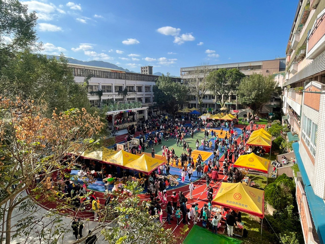 新北市新店區雙城國小第59周年校慶規劃愛心園遊會市集，開外校外民眾參與，永慶房屋贊助學校帳篷，幫助學校活動進行順利。(圖/永慶房屋提供)