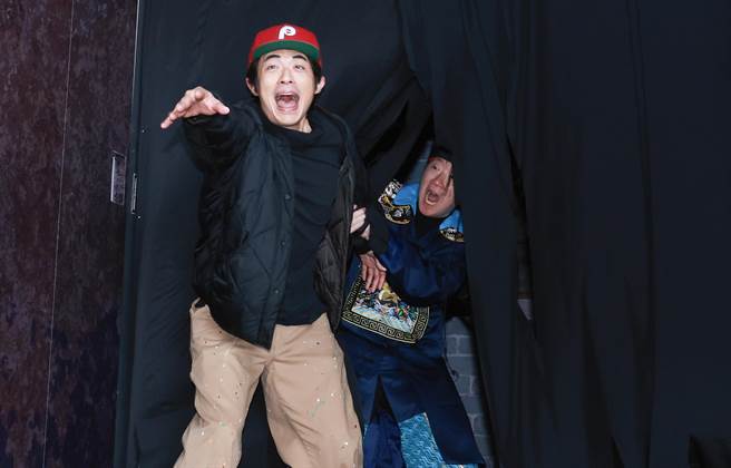 梁正群逛殭尸展被吓歪。（陈俊吉摄）