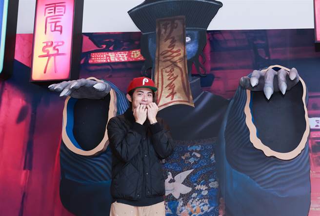 梁正群逛殭尸展被吓歪。（陈俊吉摄）