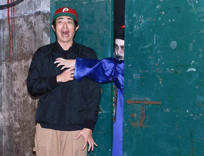 梁正群逛殭尸展被吓歪。（陈俊吉摄）