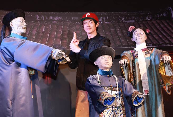 梁正群逛殭尸展被吓歪。（陈俊吉摄）