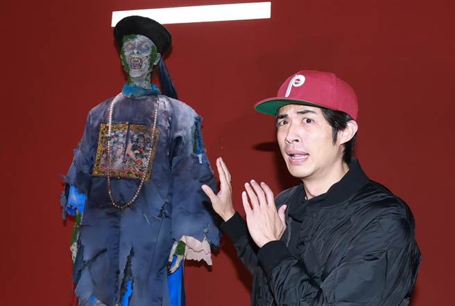 梁正群逛殭尸展被吓歪。（陈俊吉摄）