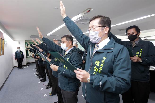 台南市長黃偉哲第2任期第1次市政會議，副市長趙卿惠、葉澤山率領局處首長宣誓就職，由黃偉哲監誓。（市府提供／洪榮志台南傳真）