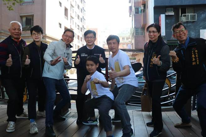 年僅11歲的吳宗修(前中)學習武術6年，奪下金牌數達315面，更因奪金數多獲頒金氏世界紀錄。(張廖萬堅提供)