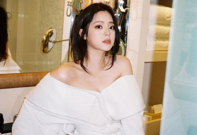 欧阳娜娜近来因自创服饰品牌定价过高引起网友不满。(图/欧阳娜娜 IG)