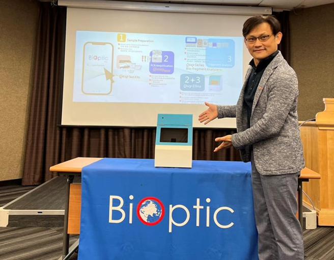 （光鼎董事長蔡守冠與新品Qsep Ultra。圖／業者提供）