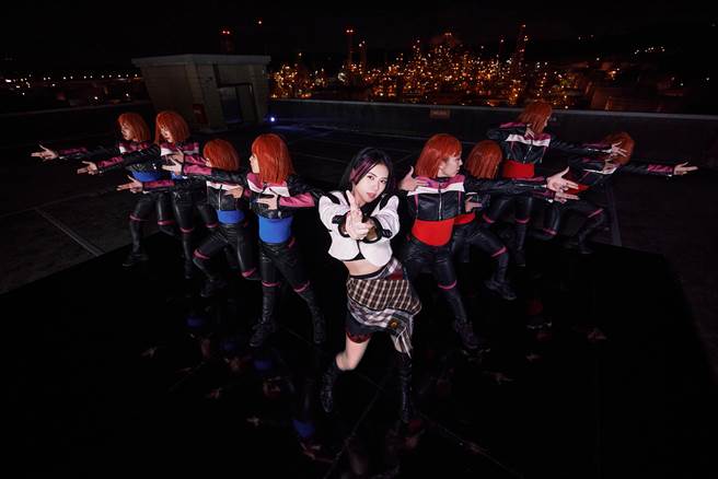 MIUSA推出个人首张专辑，日前释出新歌〈A thousand guns〉MV，热情卖力唱跳。（容易文创提供）