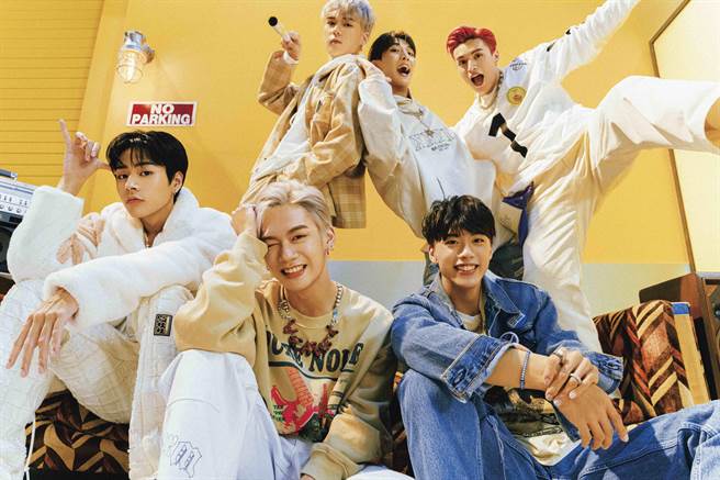 「Ozone」成员祖安、焕钧、哲言（上排左起）、佳辰、子翔、文廷（下排左起）日前赴韩国拍摄MV。（索尼音乐提供）