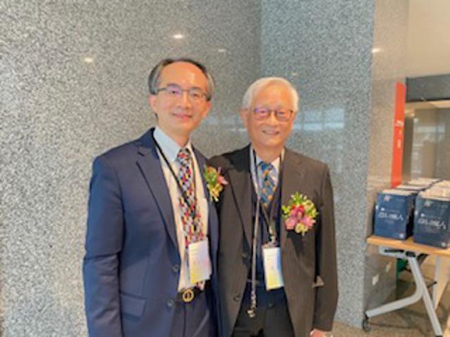 磐石医药董事长李源得（右）、资深副总李政欣（左）。（图／杜蕙蓉）