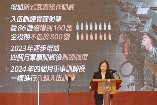 蔡英文总统（图）在睽违两年后，召开记者会，宣布义务役延长至一年。（杜宜谙摄）