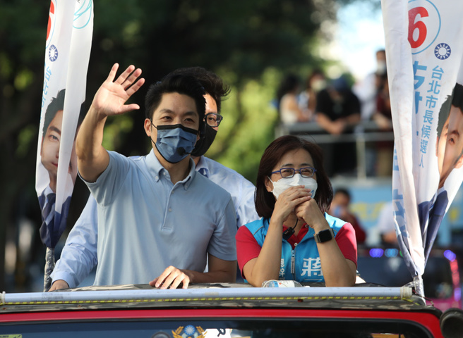 台北市長當選人蔣萬安（左）23日發布小內閣人事，由立委林奕華（右）接副市長。（資料照／劉宗龍攝）