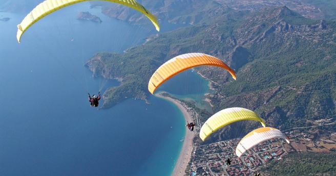 印度一名30岁男子和友人到喜马偕尔邦旅游，没想到在玩滑翔伞时发生意外，整个人直接从高空中坠落，当场摔死。（示意图／pixabay）