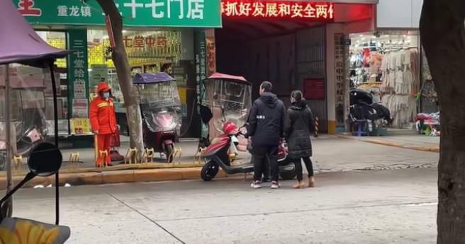 7歲弟當街大便遭勸阻，爸媽竟飆髒話反嗆。（圖／翻攝自微博）