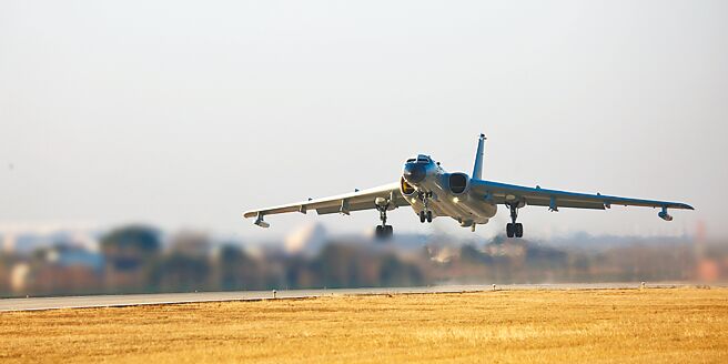 中共解放军持续在台湾周边活动，国防部昨侦获共机71架次、共舰7艘次。图为解放军东部战区联合战备警巡和联合火力打击演练。（摘自东部战区微博）