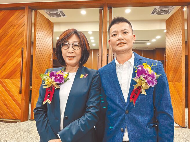 高雄民進黨籍議員康裕成（左）找來緊急退出國民黨、以無黨籍身分參選的議員曾俊傑（右）搭檔，順利當選高市議會正副議長。國民黨市黨部26日火速開除黨籍，殺雞儆猴意味濃厚（袁庭堯攝）