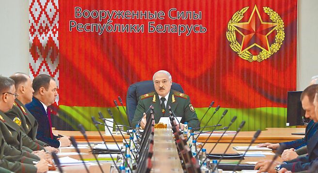 圖為10月5日，白俄羅斯總統盧卡申科（中）在明斯克召開軍事安全會議。（新華社）