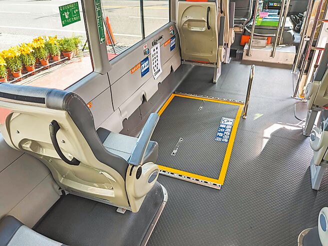 台中客运发生公车驾驶辱骂长者，之后又殴打乘客的事件，台中市交通局开罚3万并扣点惩处。图为发生事件的同款式公车。（台中市交通局提供）