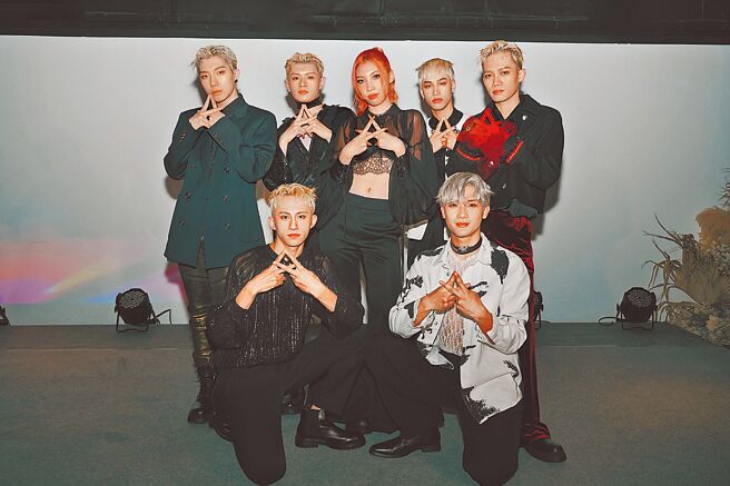 Karencici（上排中）昨義氣站台，讓藍弟（上排左起）、孟維、巴比、蔡朕及學文（下排左起）、Nelson相當感動。（踢帕娛樂提供）