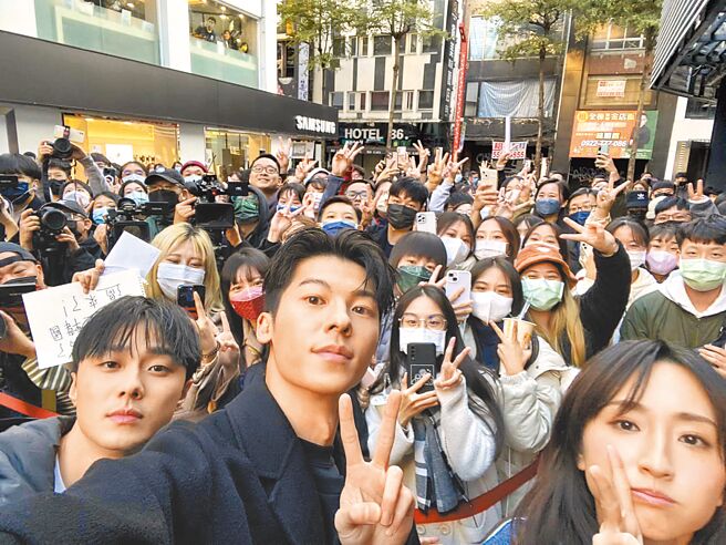 柯佳嬿（右起）、许光汉、施柏宇趁空檔手持手机跟粉丝自拍。（车库娱乐、三凤制作提供）