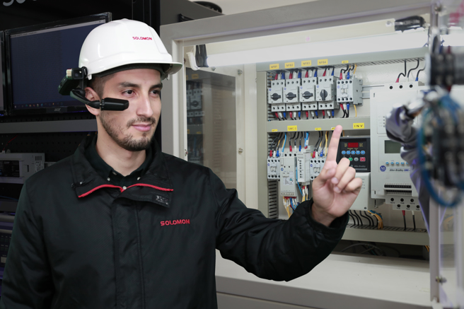 遇到棘手问题时，远端专家透过穿戴式AI眼镜就能清楚看到现场实际情况，以语音或文字（具有翻译功能）指导快速完成故障排除，确保产线稼动率的提升。图／所罗门提供