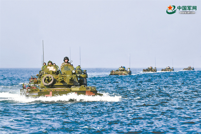 中共近几年来大幅扩增两栖作战部队，装备了至少6个两栖机械化合成旅。图为共军演练两栖登陆作战。（图／中国军网）